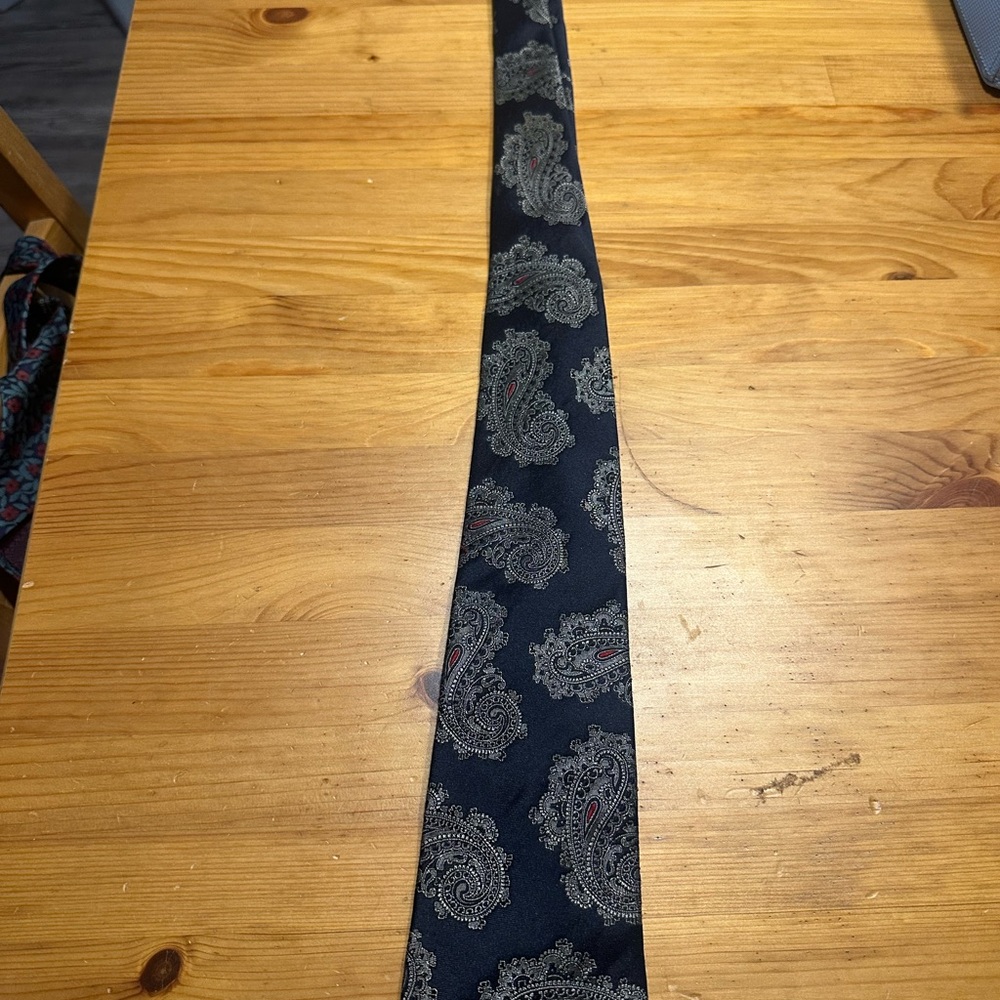 Oscar De La Renta Paisley Black Tie